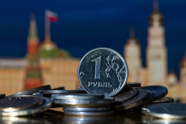 Юань вырос на Московской бирже, рубль снизился на фоне падения цен на нефть